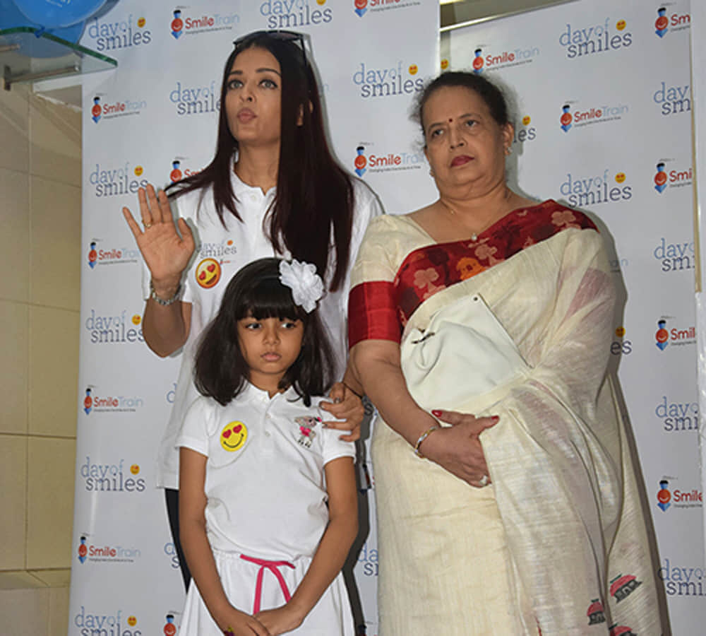Aishwarya Rai Bachchan broke down As Media MISBEHAVES At An Event