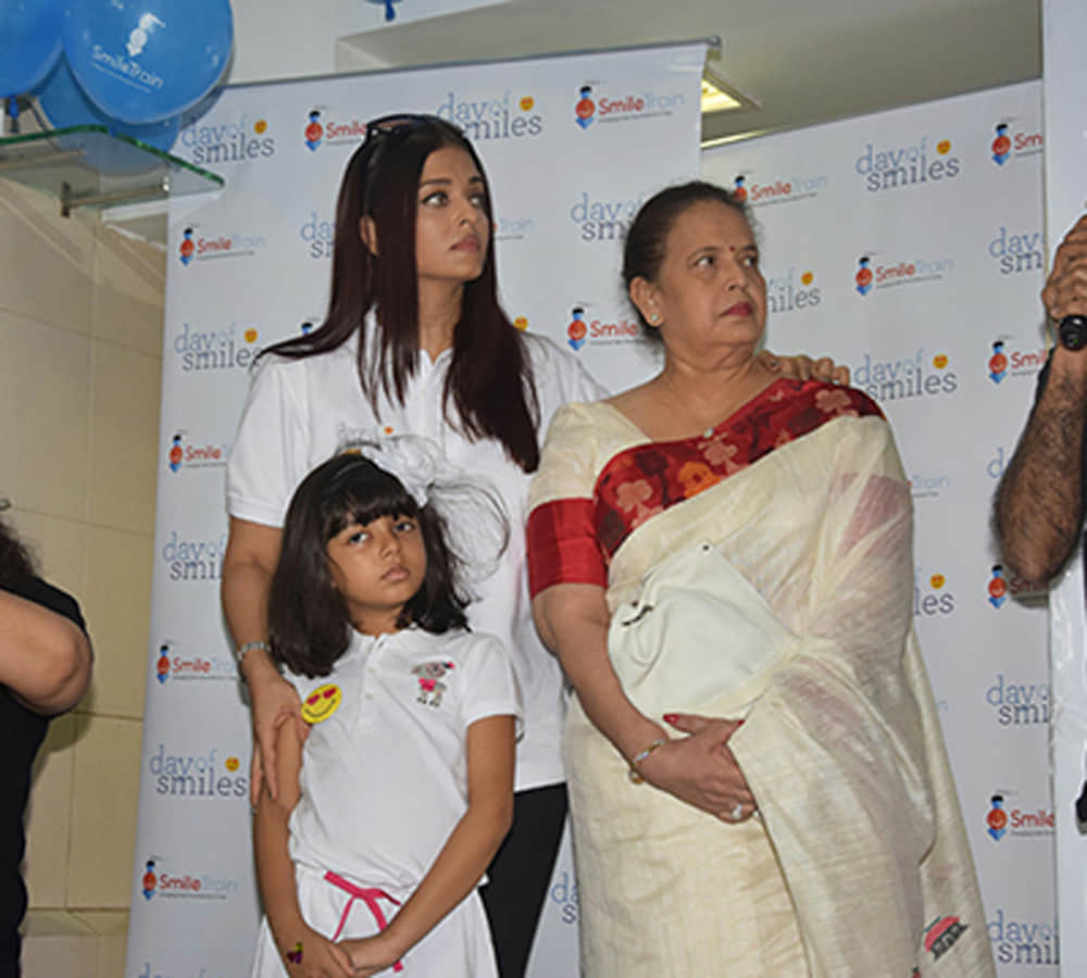 Aishwarya Rai Bachchan broke down As Media MISBEHAVES At An Event