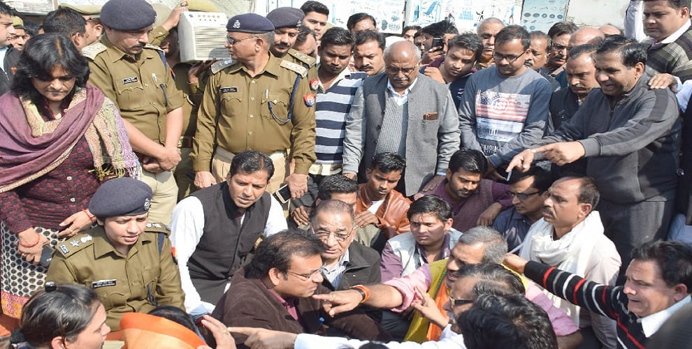 Iron trader kills knife with knife, demand for government jobs including 1 crore