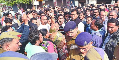Sensational disclosure : the cutter was cut off by the arms of the trader neck