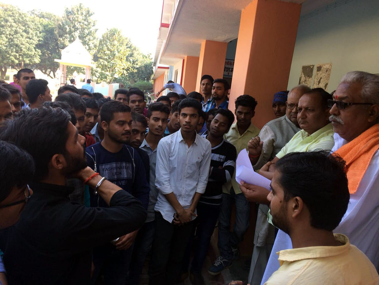 बीआरडी के छात्रों ने किया प्रदर्शन, सौंपा ज्ञापन