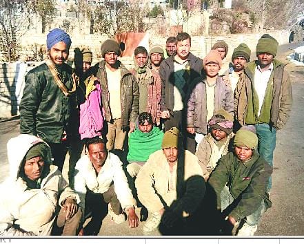 अभी भी रेस्क्यू नहीं किए जा सके बर्फ में फंसे लोग