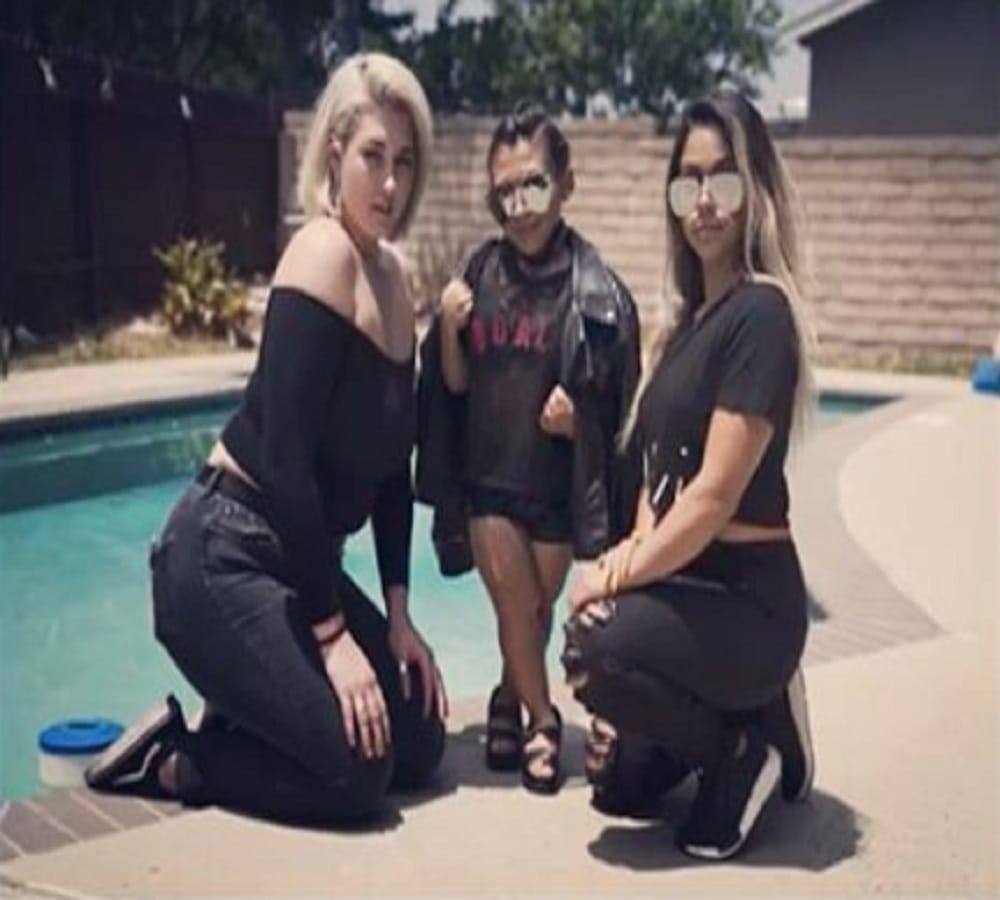 The 3 foot 4 inch Sizzling Model photos being viral on social media