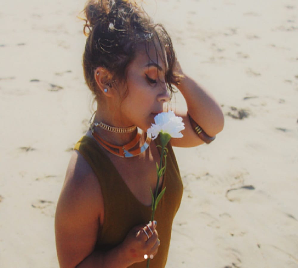 The 3 foot 4 inch Sizzling Model photos being viral on social media