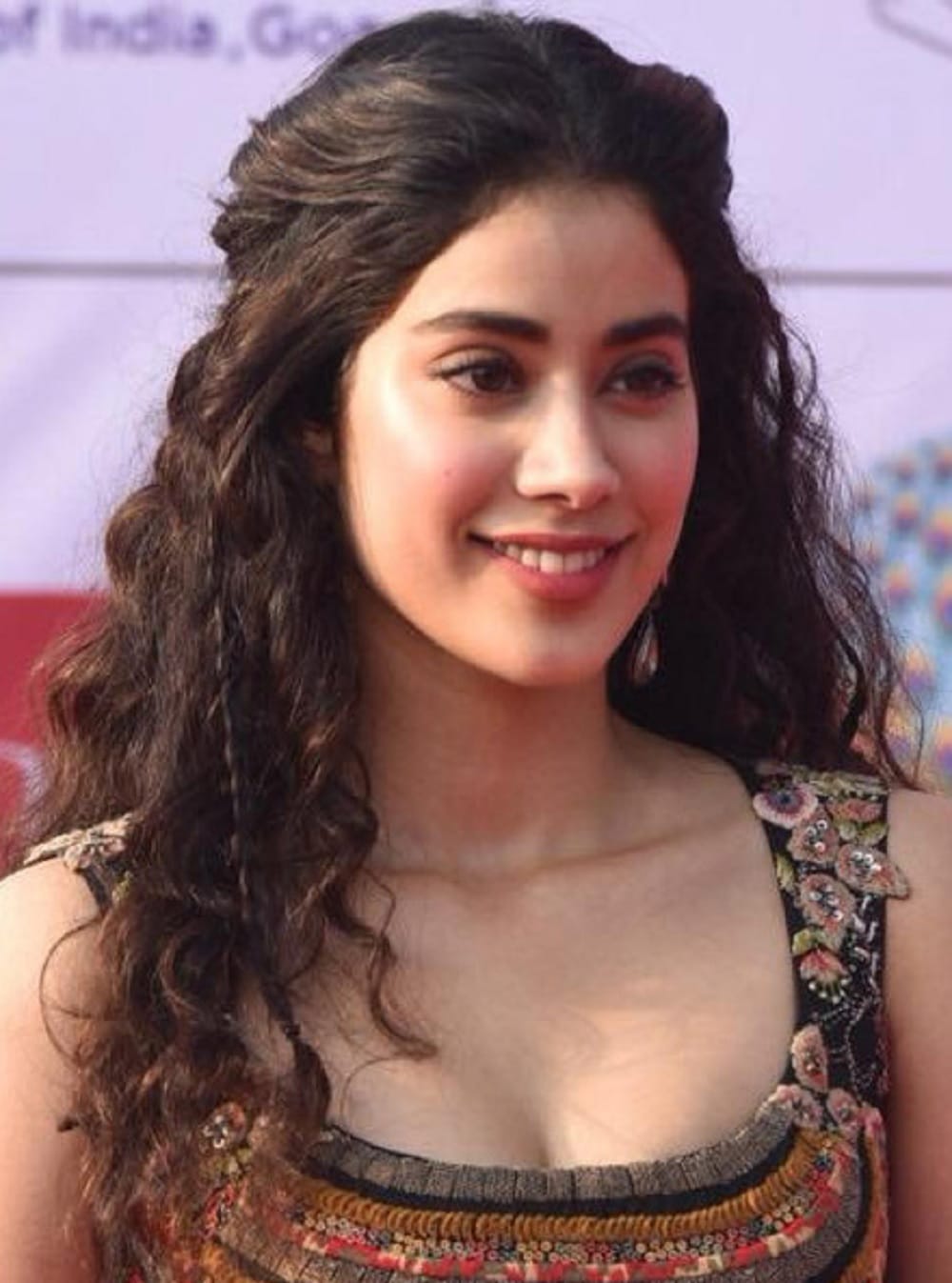 Jahnvi Kapoor looks stunning in Anamika Khanna outfit wear for International Film Festival in Goa
