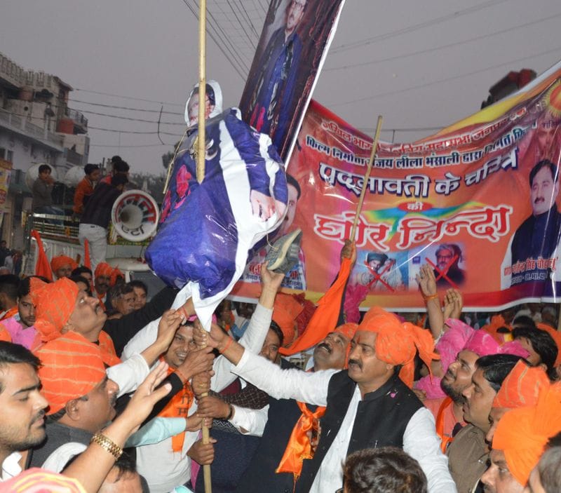 भंसाली का पुतला फूंक फिल्म पद्मावती का जताया विरोध