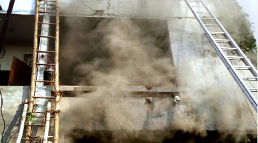 10 resident huts burned by fire