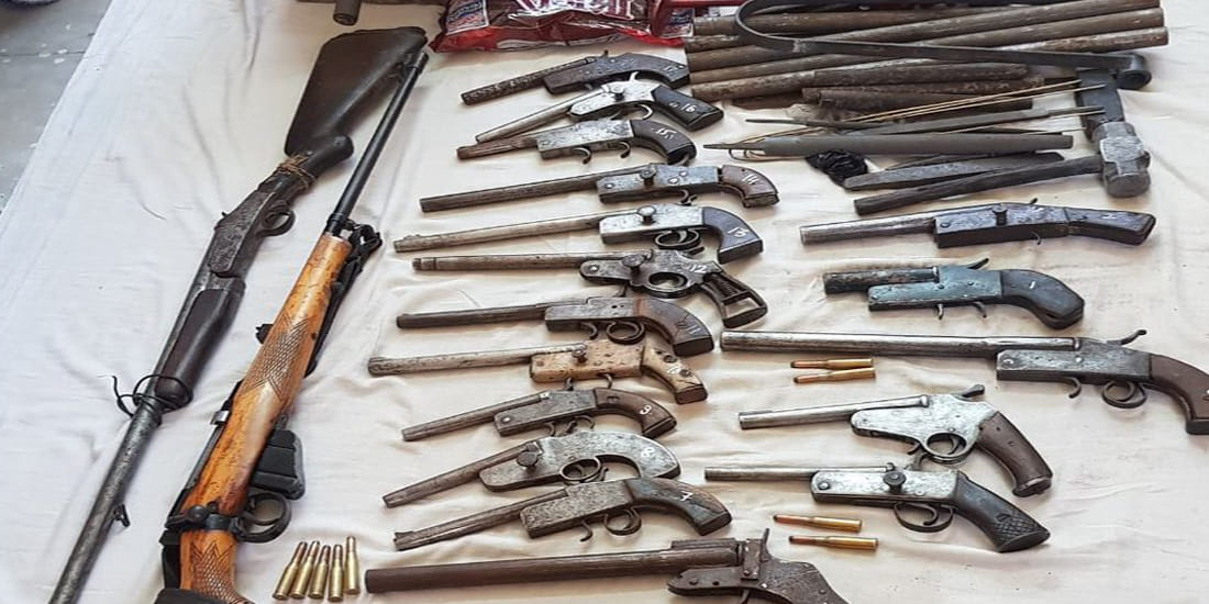 जंगल में चल रही शस्त्र फैक्ट्री पर  पुलिस का छापा