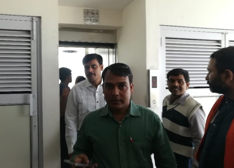 LDA secretary stucked in a lift