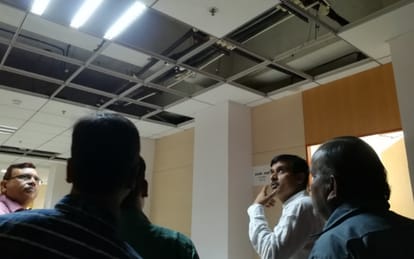 LDA secretary stucked in a lift