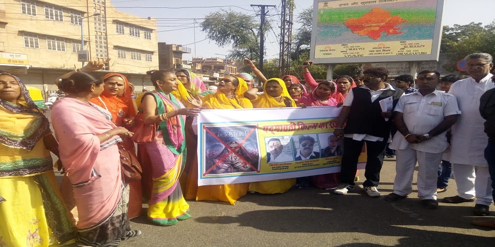 transgenders came forward to protest against film padmavati 