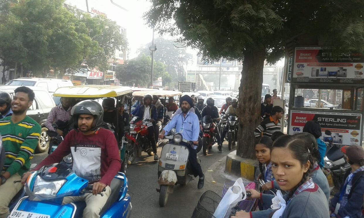 पुलिस से उलझा स्कूल वैन ड्राइवर, सहम गए बच्चे