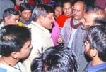 युवक पर कार्रवाई की मांग को लेकर हंगामा करते हिंदू संगठनों के कार्यकर्ता।