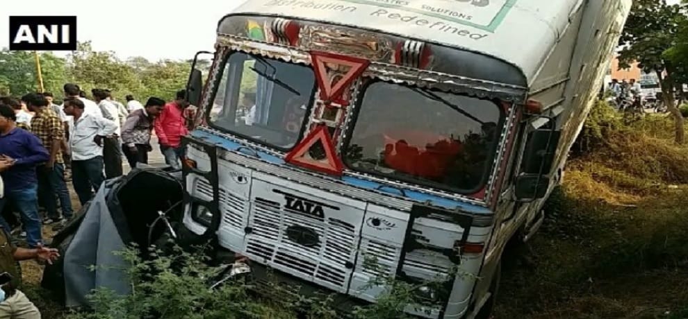 Three killed in Truck and auto clash in Barwani Madhya Pradesh