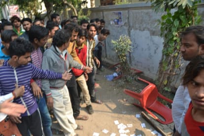 stone pelting on house of bsp supporter in agra