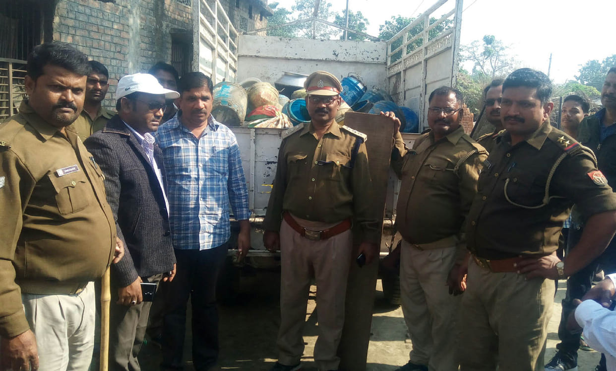 कच्ची शराब के ठिकानों पर छापामारी