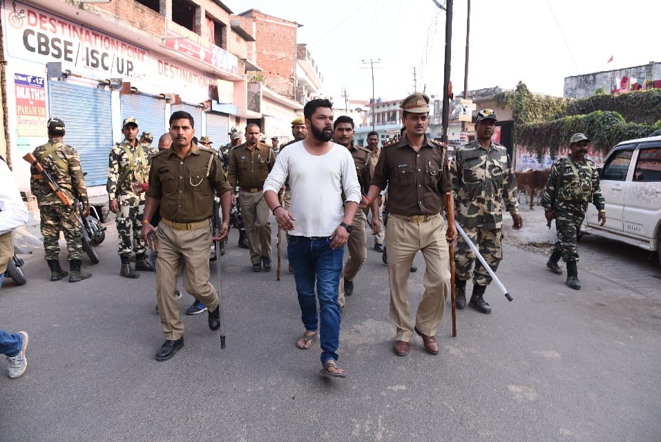 फर्जी वोटिंग पर हंगामा, पुलिस ने भांजी लाठियां