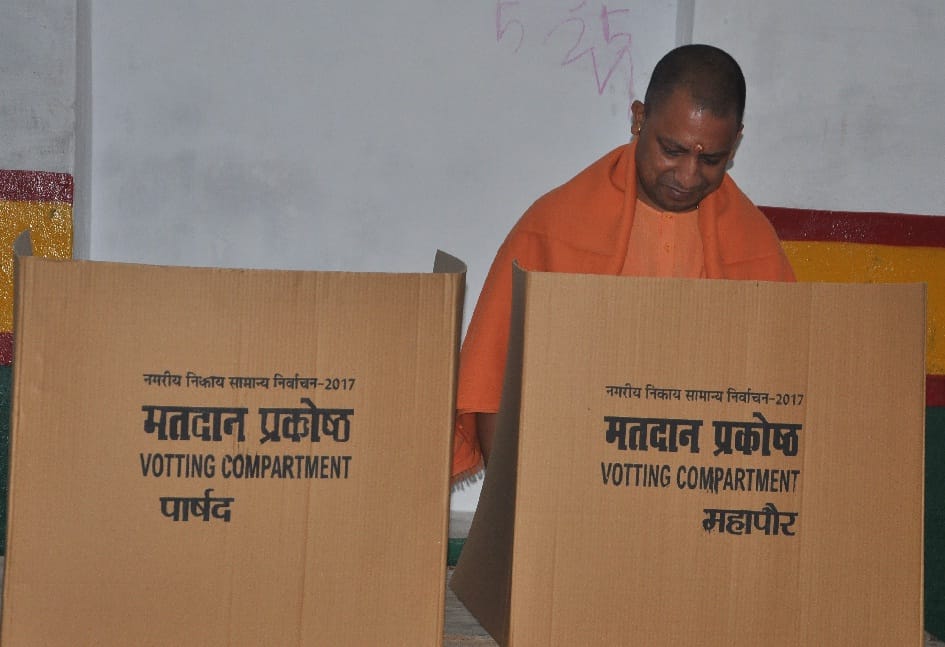 सीएम योगी, शिव प्रताप ने डाले वोट