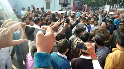 वोटिंग मशीन में गड़बड़ी का आरोप लगाकर हंगामा करते प्रत्याशी और उनके समर्थक