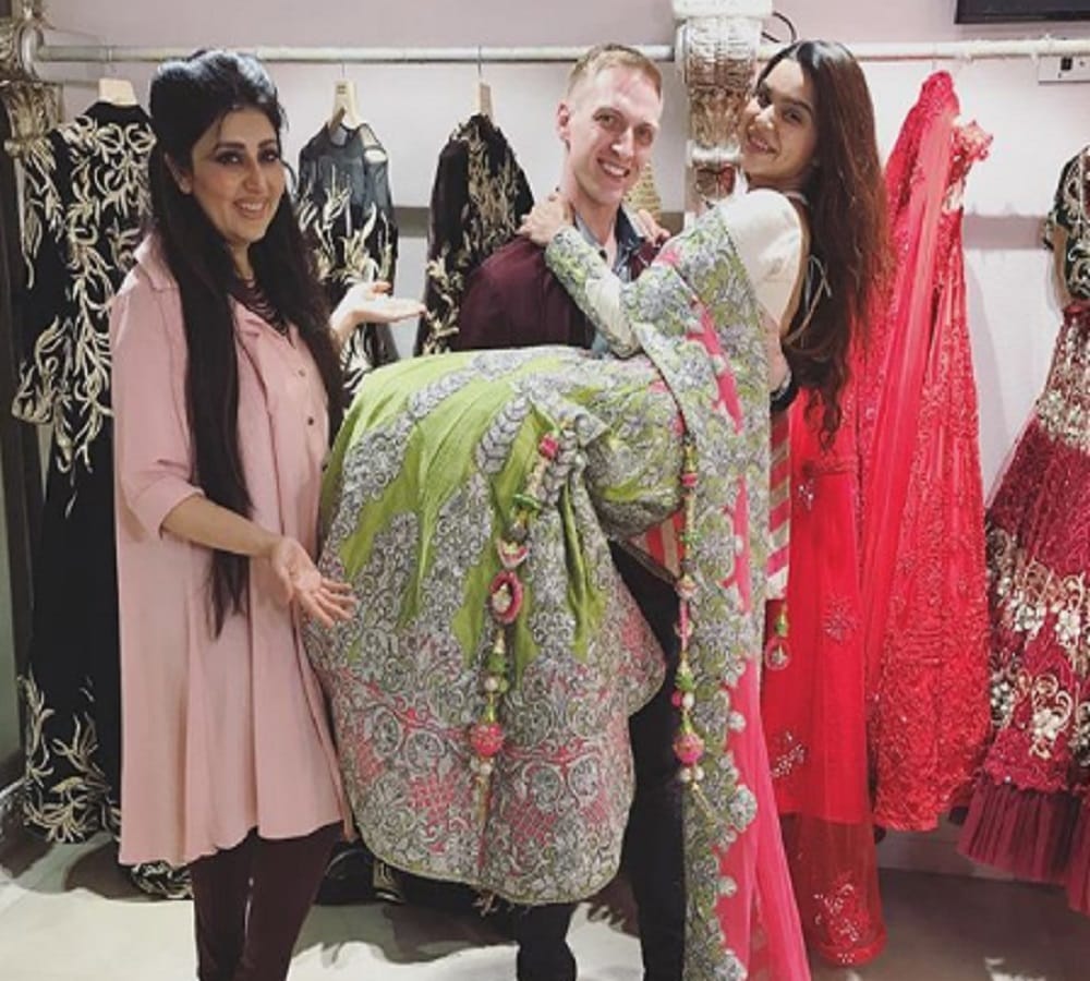 Television actress Aashka Goradia posted wedding dress picture on social media 