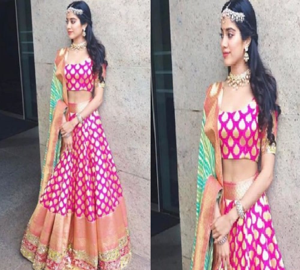 Try these different dresses of Jhanvi Kapoor in this wedding season 