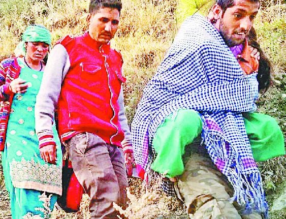 आज भी पीठ पर उठाकर लाने पड़ते हैं मरीज
