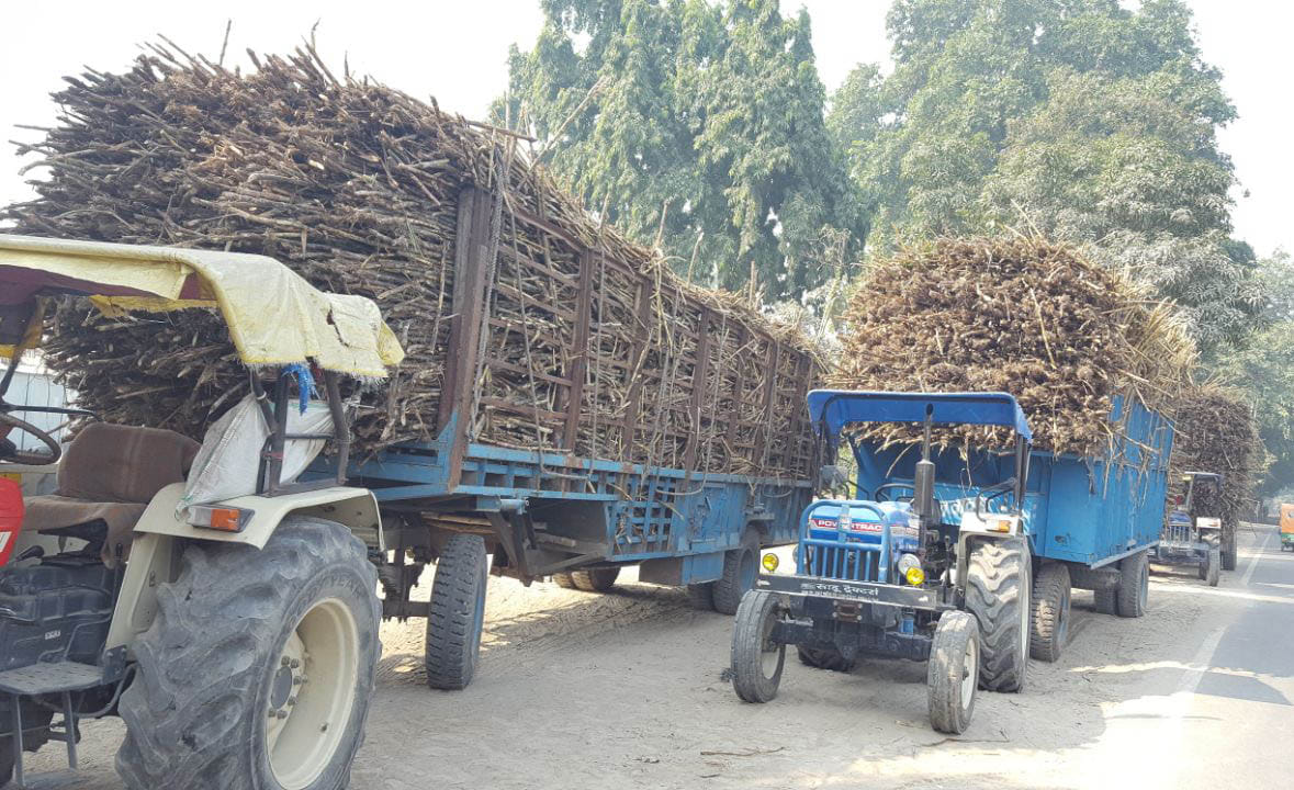 ट्राला से आए गन्ने, कस्बे में लगा जाम 