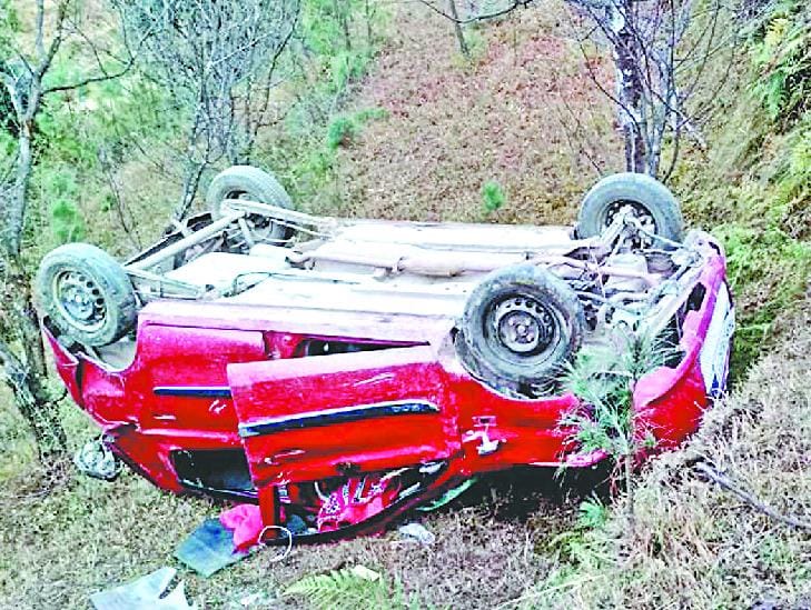 शादी से लौट रहे लोगों की कार खाई में गिरी, चार घायल