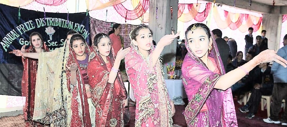 मचोती स्कूल में वार्षिक समारोह में नवाजे मोधावी बच्चे