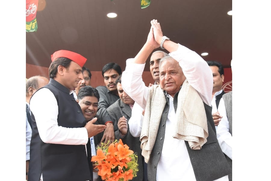 mulayam singh yadav praised akhilesh and says he is a good son.