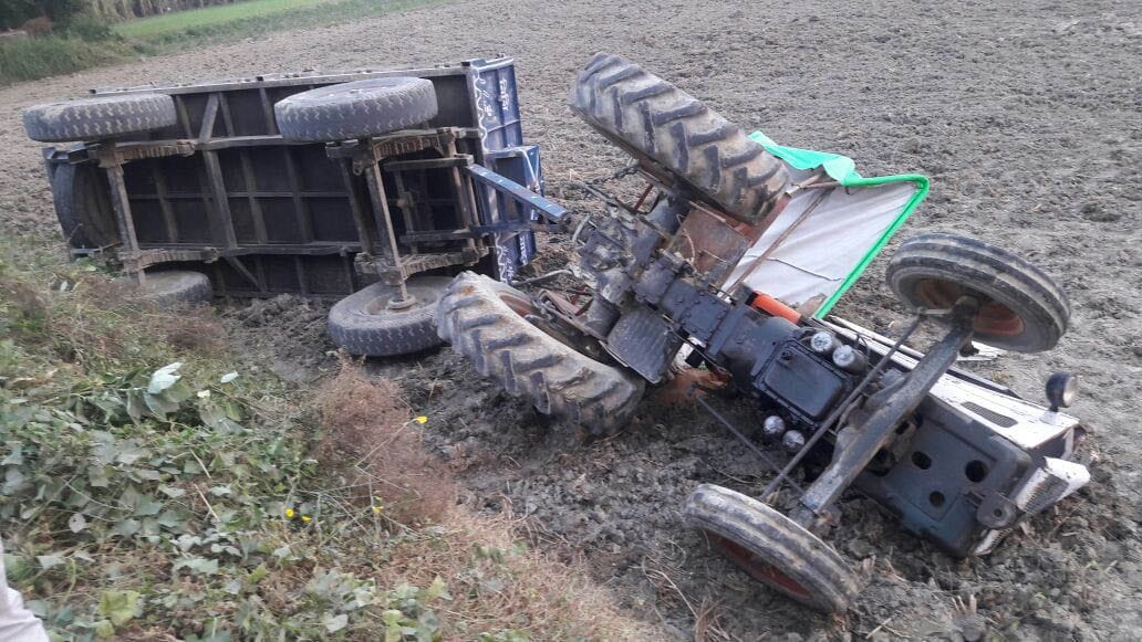 बाइक सवार को बचाने में ट्रैक्टर ट्राली पलटी