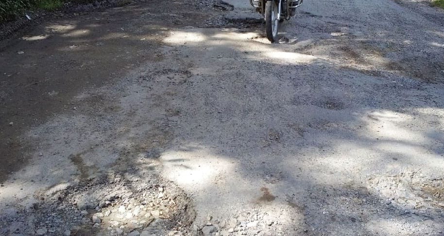 खस्ताहाल सड़क से खफा ग्रामीण करेंगे दफ्तर का घेराव