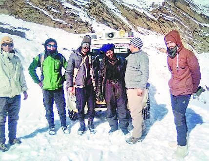 बारालाचा में फंसे चालक को किया रेस्क्यू, केलांग पहुंचाया
