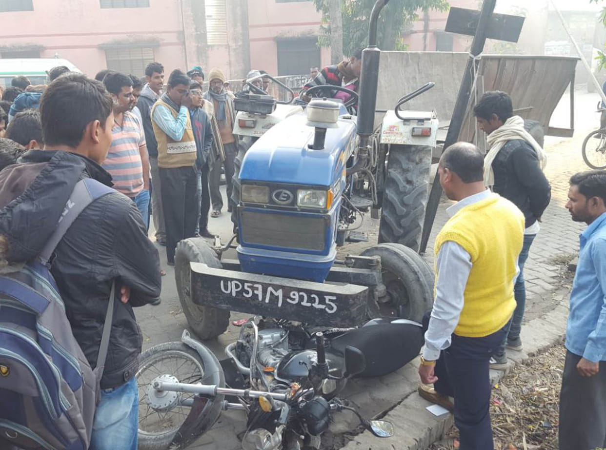 ट्रैक्टर से दब गई बाइक, अफरा-तफरी