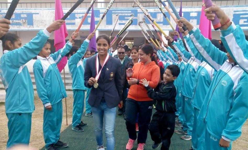 This famous player of the women hockey team given guru mantra 