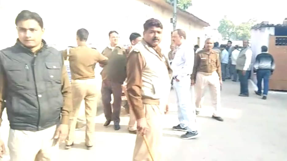 Voters face problems due to faulty EVMs in some wards