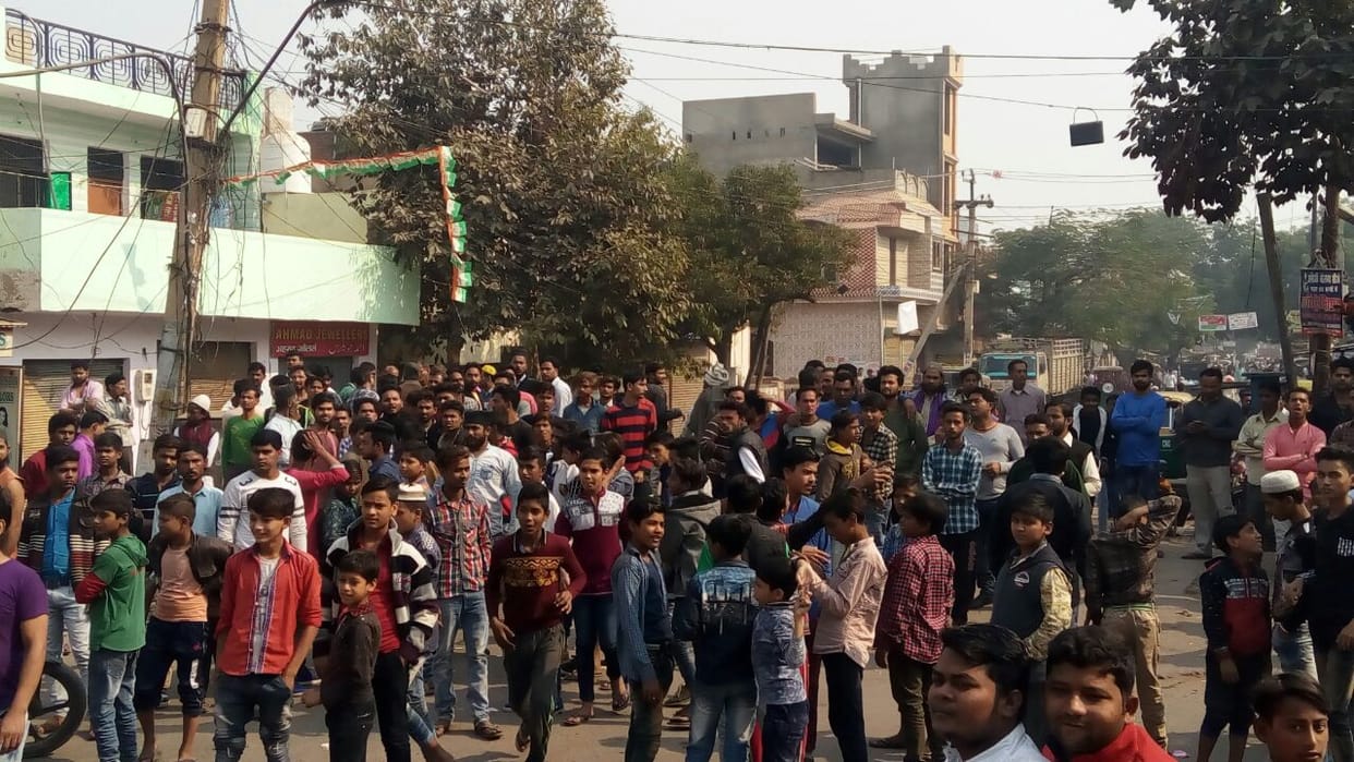 stone pelting on house of bsp supporter in agra