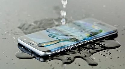 Difference Between Waterproof Water Resistant And Water Repellent  Smartphones - Amar Ujala Hindi News Live - काम की बात:क्या होता है  वॉटरप्रूफ और वॉटर रेसिस्टेंट फोन में अंतर? जान लेंगे तो