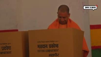 UP CM YOGI AADITYANATH CAST VOTE IN UP MUNICIPAL POLL