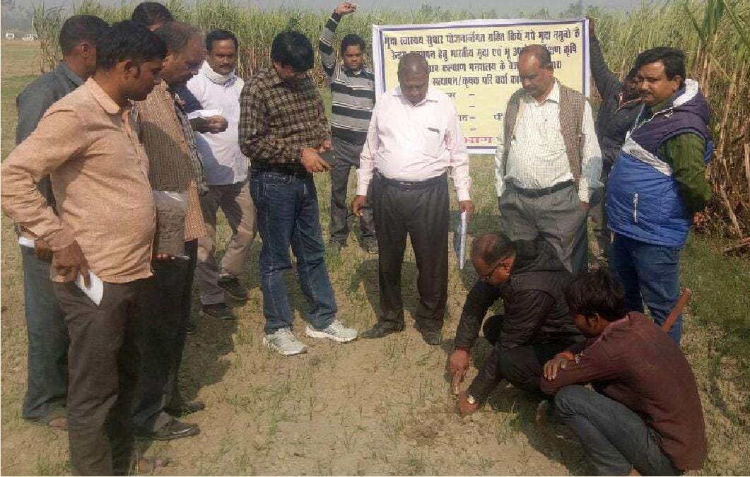 मृदा परीक्षण की हकीकत परखने पहुंची केंद्रीय टीम