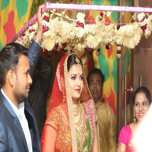 Bhuvi friends showed up at the stage Amazing, exclusive photos of Warmala in marriage
