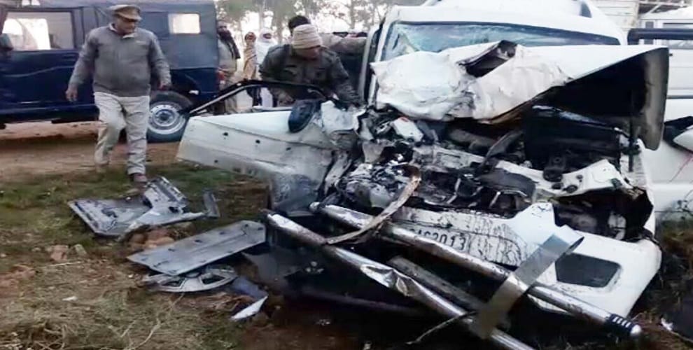 Accident : Tremendous collision in bus car, two killed, many injured including woman