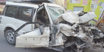 Accident : Tremendous collision in bus car, two killed, many injured including woman