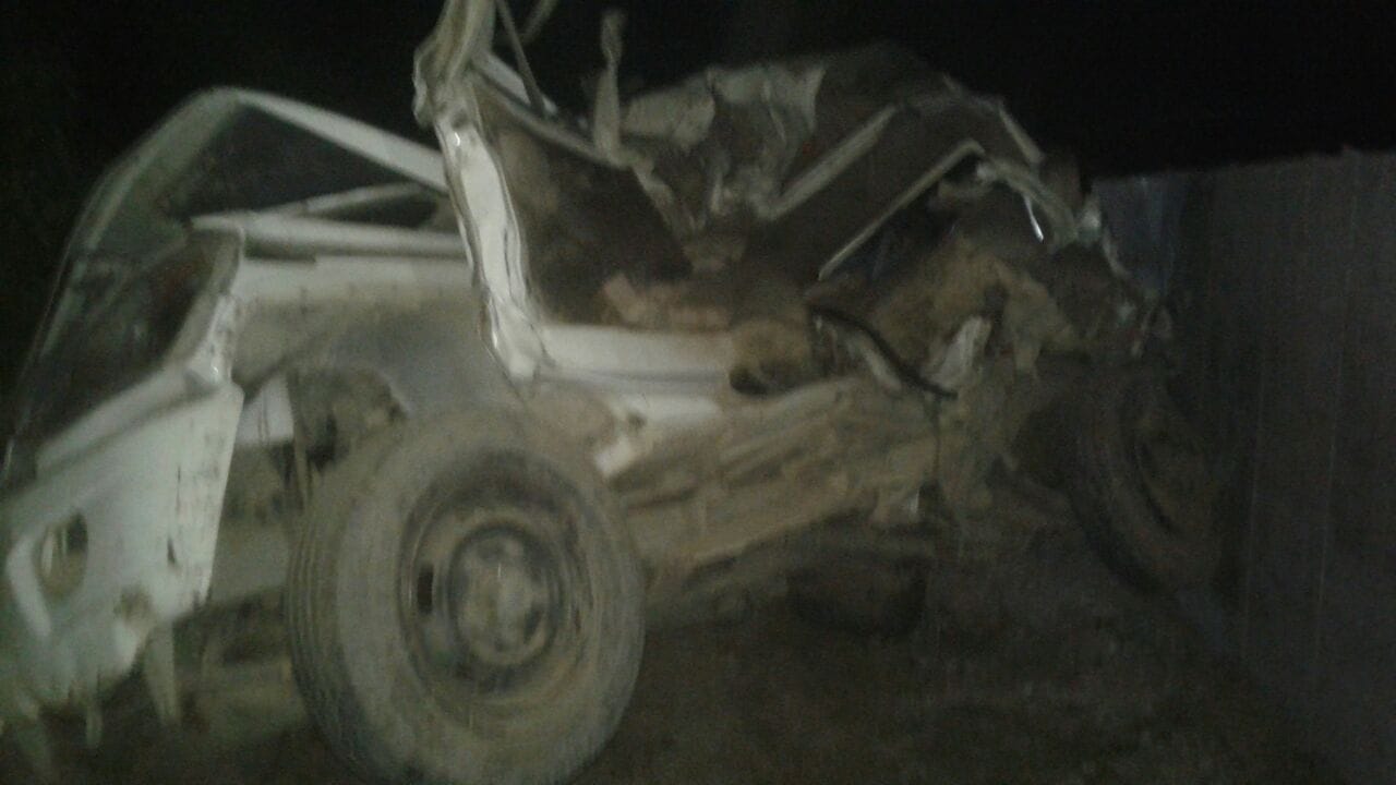 A memu train hits a vehicle in amethi.