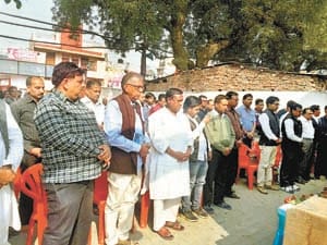 Helped by the distressed family, businessmen extend their hands