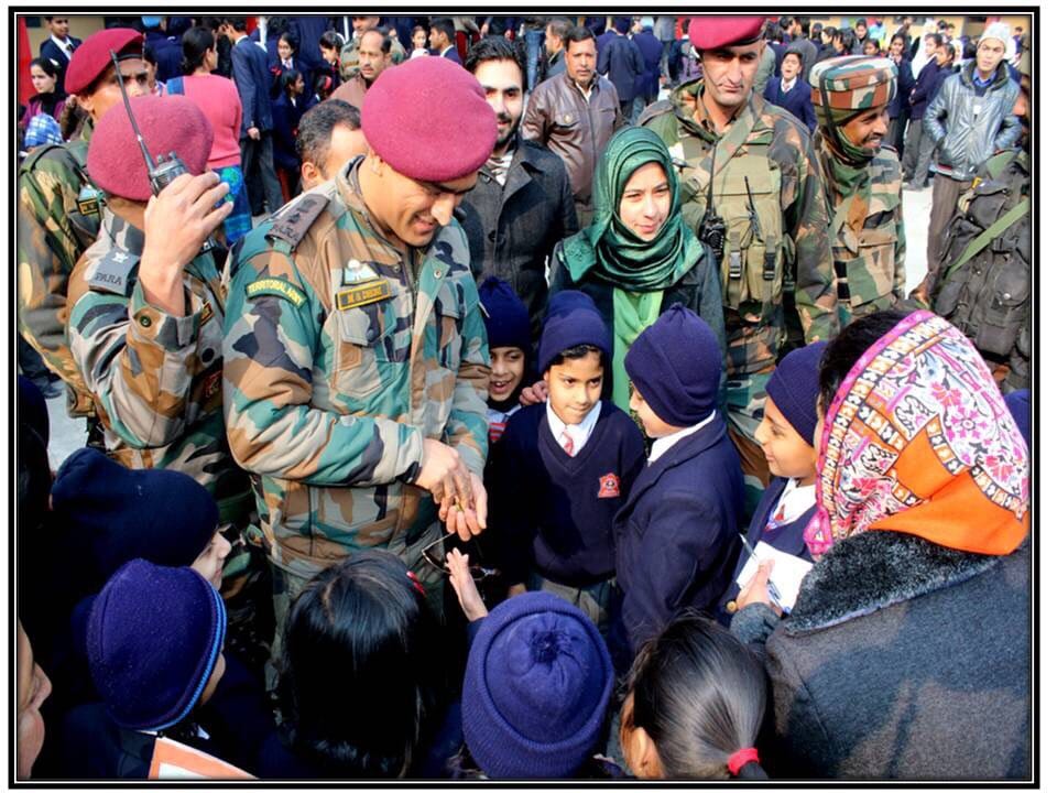 Mahendra Singh Dhoni arrived at Srinagar Army School 