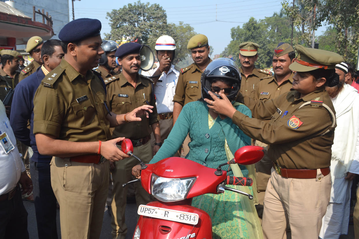  SP wearing helmets, ASP flower given