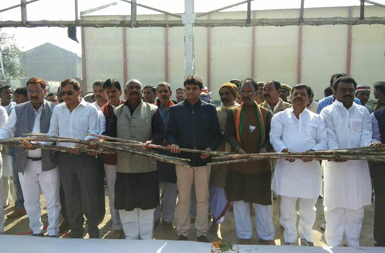ट्रैक्टर और बैलगाड़ी की हुई पूजा, किसानों को दिया उपहार