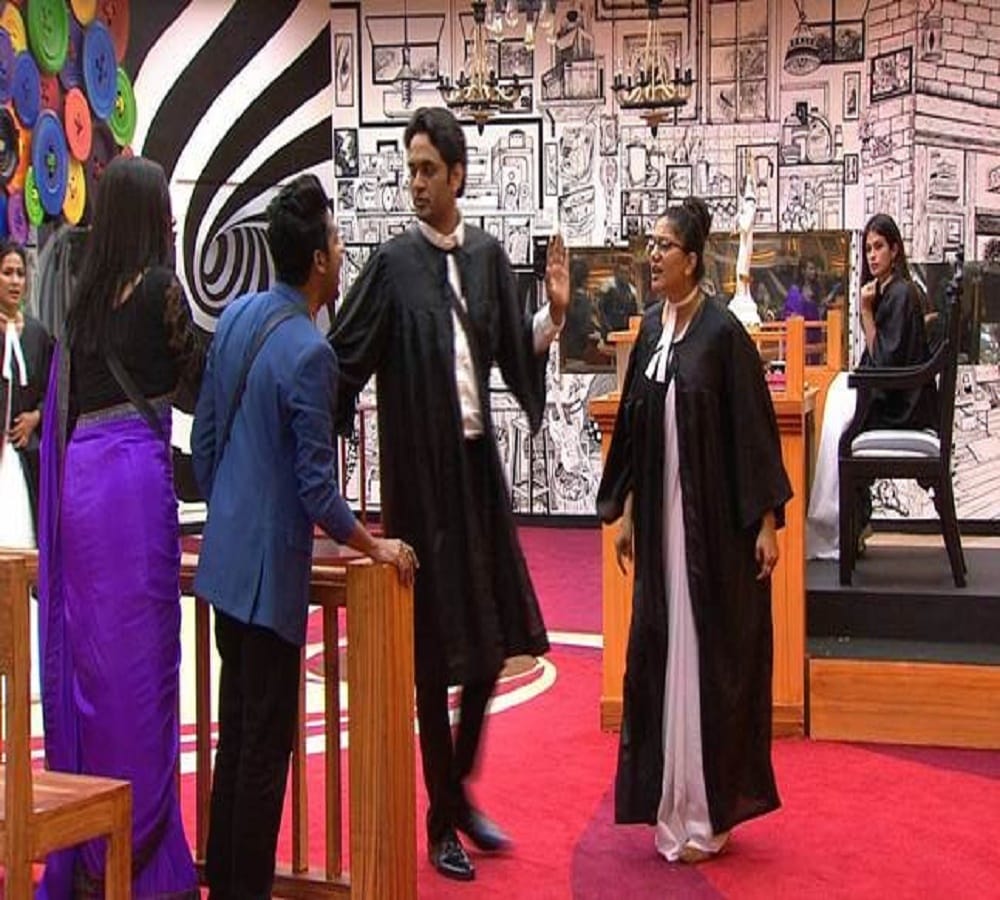 bigg boss 11 puneesh flirts with bandgi kalra in courtroom 