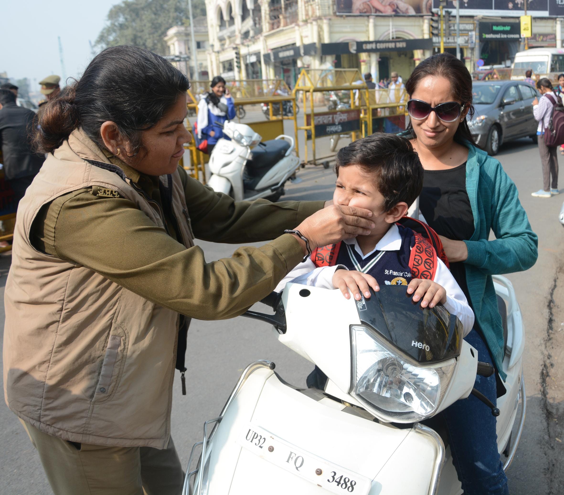 helmet and seat belt checking campaign in lucknow